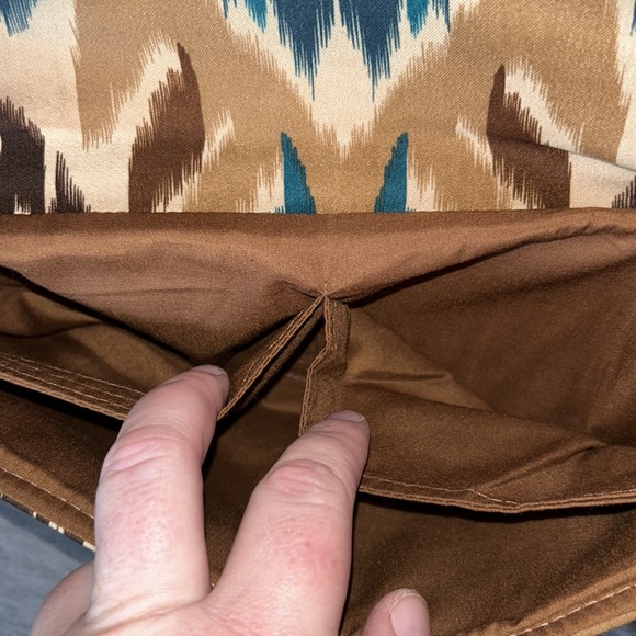 Two new, never used, fabric clutches by Mojo Spa, a Chicago-based salon. - Picture 8 of 9